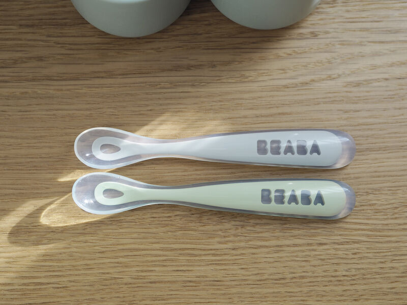 SET DE 2 CUCHARAS+ESTUCHE PRIMERAS COMIDAS SILICONA  GRIS+VERDE SALVIA