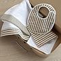 BABERO RDO. CON VELCRO DERBY BEIGE 16x19x1 CM